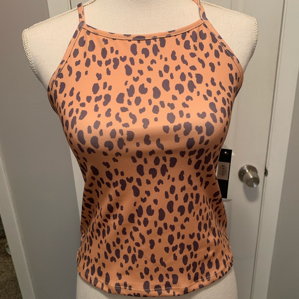 Super cute outfit size L. The leggings have side pocket. Would fit a Medium also